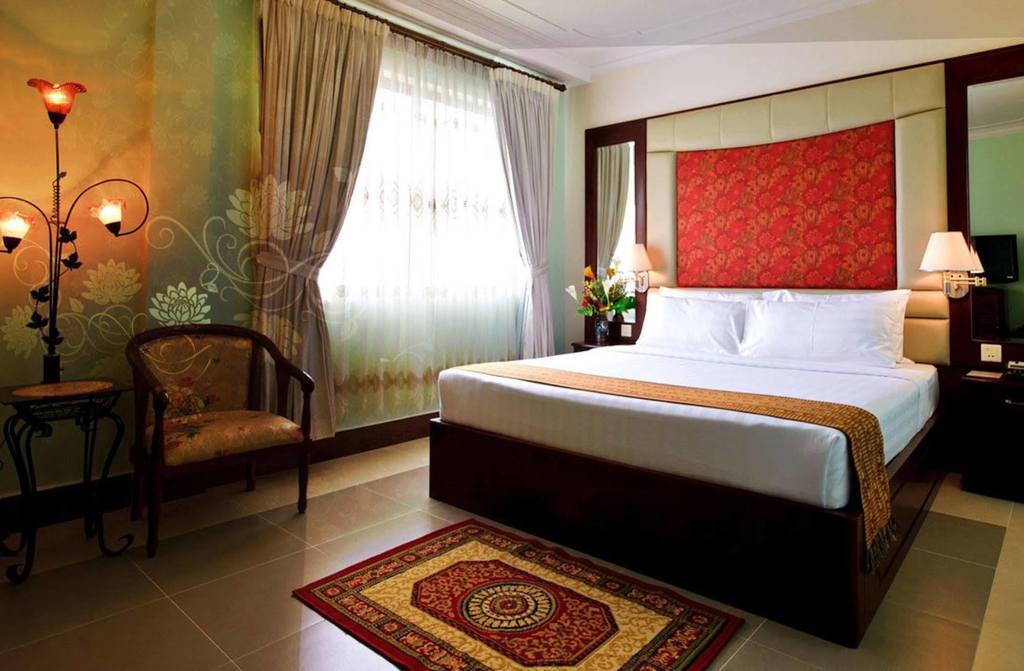 Hotel Luxury World Phnom Penh Bagian luar foto